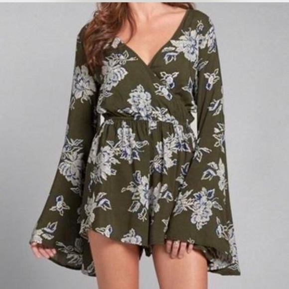 NWT Abercrombie Playsuit in Green Floral Bell Sleeve Size Small - Picture 2 of 2